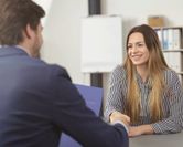 Schon vor, aber auch während des Vorstellungsgesprächs können gut vorbereitete Bewerber Punkte sammeln. Foto: contrastwerkstatt/fotolia/randstad