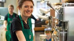 Unternehmen können einiges dafür tun, um ihre Azubis nachhaltig zu motivieren. Foto: djd/Bundesverband der Systemgastronomie