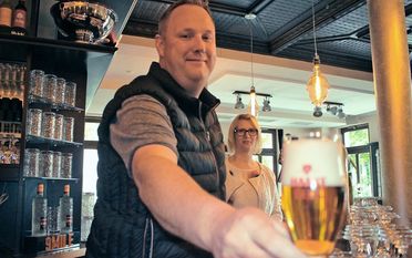 Maik Bellman freut sich schon, dass erste Gezapfte über den Tresen reichen zu dürfen. Er und seine Frau Melanie Nehring dürfen ab nächster Woche endlich ihre Gäste empfangen. Alle Fotos:pvio