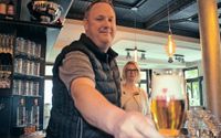 Maik Bellman freut sich schon, dass erste Gezapfte über den Tresen reichen zu dürfen. Er und seine Frau Melanie Nehring dürfen ab nächster Woche endlich ihre Gäste empfangen.   Alle Fotos:pvio