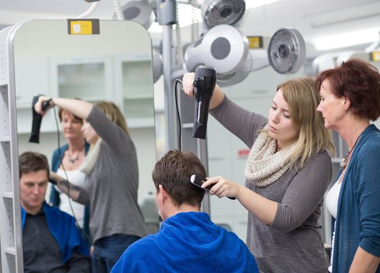Trotz Corona-Krise sollten Betriebe an die Ausbildung junger Menschen denken:  Dazu ruft die Handwerkskammer Braunschweig-Lüneburg-Stade auf.  Foto bildwerknord.de/Merle Busch