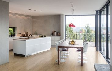 Spezielle Laminatböden sind besonders für stark strapazierte Wohnbereiche wie die Küche geeignet.
Foto: djd/Hamberger Flooring