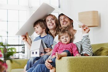 Gut behütet bei jedem Wetter. Ein solider Dachaufbau mit Wärmedämmung beugt eventuellen Sturmschäden vor. Foto: djd/Paul Bauder/Image Source