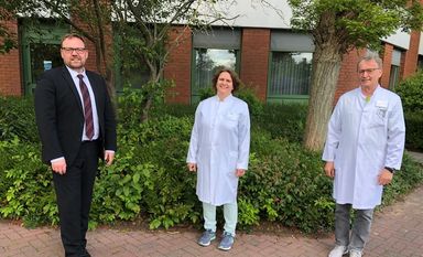 Lydia Kaiser kehrt sehr zur Freude von Geschäftsführer Rainer Röhrs (links) und Dr. Oskar Freudenthaler zurück an die OsteMed Klinik. Foto: eb