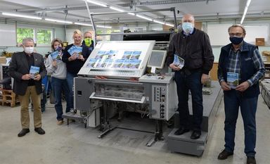 Der Vorsitzende der Arbeitsgemeinschaft Osteland Claus List zusammen mit den Mitgliedern Marlene und Bert Frisch, Harald Kleinmann und Gerhard Reibe (von links) holen bei Ulrike Brauer-Iburg (dritte v.l.) von der Firma Druckpartner in Hemmoor die Neuauflage des Hafenführers 2020/22 ab. Foto: eb
