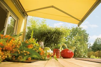 Großflächige, freitragende Markisen spenden Schatten für viele Terrassengäste. Foto: djd/Weinor