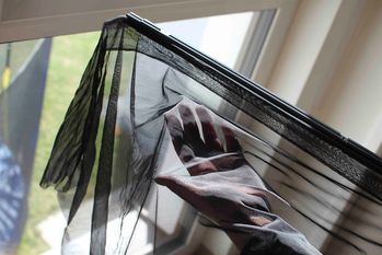 Verschiebbare Insektenschutzgitter kann heute jeder selbst am Fenster anbringen. Foto: djd/gardella-home.com/Markus Gmeiner