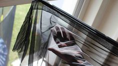 Verschiebbare Insektenschutzgitter kann heute jeder selbst am Fenster anbringen.  Foto: djd/gardella-home.com/Markus Gmeiner