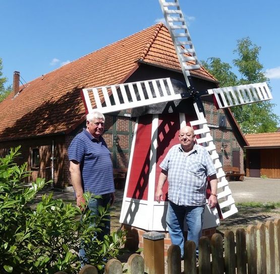 Die Modell-Mühle in Seebergen bekam vom Heimatverein eine Wellness-Kur verpasst und steht nun wieder am Brünings Hof.  Foto: eb