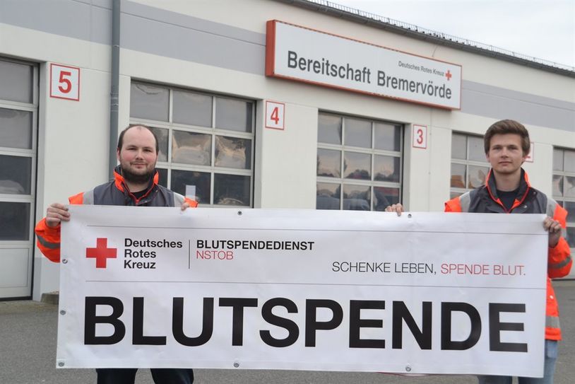 Steven Mahler (links) und Stefan Kniemeyer, die Leiter der Bremervörder DRK-Bereitschaft, weisen auf den bevorstehenden Blutspendetermin im DRK-Katastrophenschutzzentrum im Solferino-Haus hin.  Foto: St. Jeschke/DRK