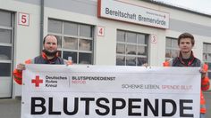 Steven Mahler (links) und Stefan Kniemeyer, die Leiter der Bremervörder DRK-Bereitschaft, weisen auf den bevorstehenden Blutspendetermin im DRK-Katastrophenschutzzentrum im Solferino-Haus hin.  Foto: St. Jeschke/DRK
