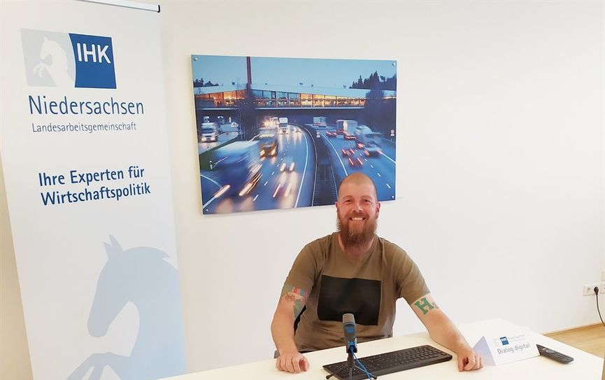 Wasserstoffexperte Paul Schneider diskutierte mit Teilnehmern aus Wirtschaft, Ministerien und niedersächsischen IHKs. Foto: IHKN