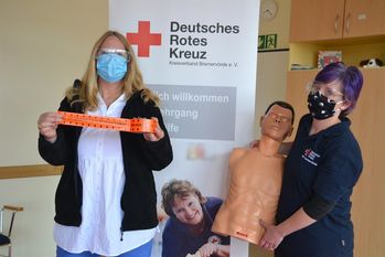 Andrea Grabau (links), Ausbildungsbeauftragte des DRK-Kreisverbandes Bremervörde für die Erste Hilfe, und Nadja Möck (Erste-Hilfe-Ausbildung, Lehrgangsverwaltung) weisen auf die Wiederaufnahme der Lehrgänge ab Juni hin.                                                                                                  Foto: St. Jeschke/DRK
