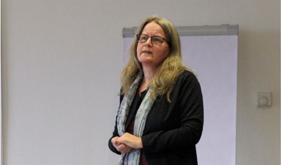 „Es geht darum, ein schöneres Ortsbild zu schaffen.“ Stadtplanerin Ulrike Marggraf präsentierte den Mitgliedern des Bauauschusses erste Überlegungen zur Neugestaltung des Gemeindezentrums. Foto: ue