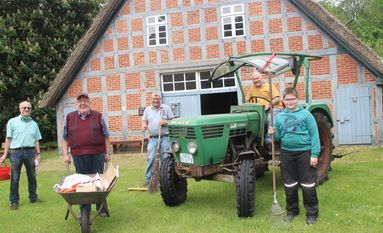 Ehrenamtliche Helfer bringen während einer Aktion die museale Anlage auf Vordermann.  Foto: im
