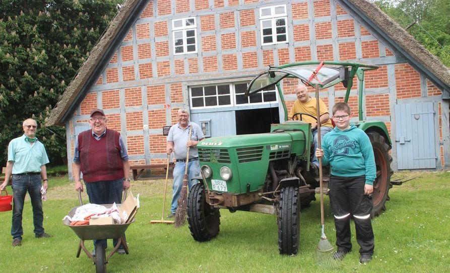 Ehrenamtliche Helfer bringen während einer Aktion die museale Anlage auf Vordermann.  Foto: im