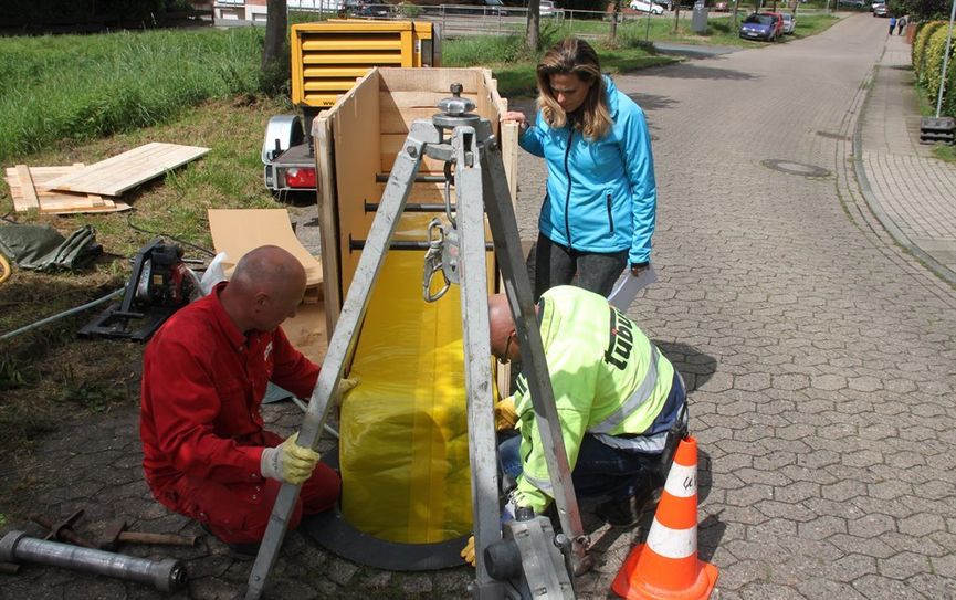 Inliner Verlegung in der Straße Wienbeck (Lintel) im August 2016 mit Daniela Rahn.  Foto: eb