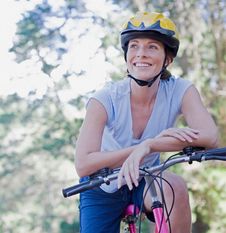 Ein richtig geformter Fahrradsattel passt zur individuellen Sitzhaltung der/s jeweiligen Fahrer*in. Foto: djd/Hypervital/Getty