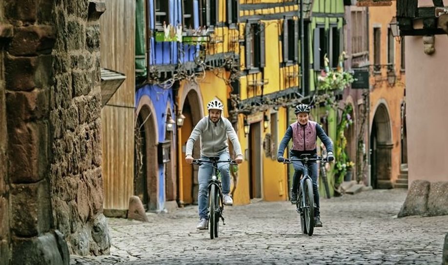 Auch mal bergauf: Mit E-Bikes ist das überhaupt kein Problem. Für jede Altersklasse.  Foto: djd/Bosch eBike Systems