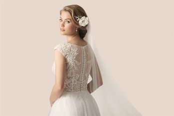 Nicht nur die Feierlichkeiten wollen gut geplant sein bei einer Hochzeit, auch das Kleid der Braut sollte sorgfältig und typgerecht ausgewählt werden.  Foto: Lilly/akz-o