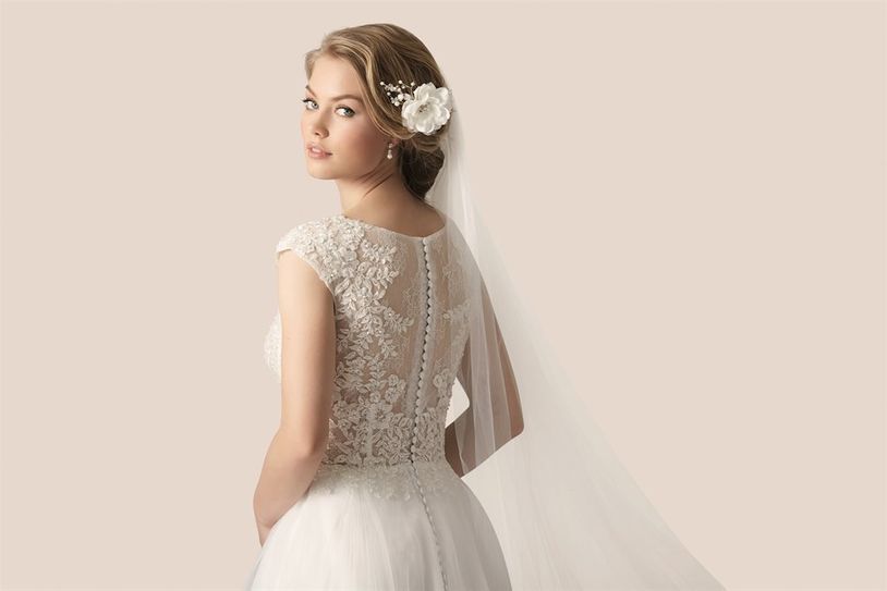 Nicht nur die Feierlichkeiten wollen gut geplant sein bei einer Hochzeit, auch das Kleid der Braut sollte sorgfältig und typgerecht ausgewählt werden.  Foto: Lilly/akz-o