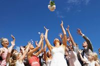 Hochzeitstag und alle feiern mit! Gut, wenn man sich rechtzeitig um Übernachtungsmöglichkeiten für die Gäste gekümmert hat.  Foto: djd/Das Telefonbuch/mauritius images