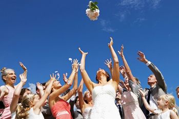 Hochzeitstag und alle feiern mit! Gut, wenn man sich rechtzeitig um Übernachtungsmöglichkeiten für die Gäste gekümmert hat. Foto: djd/Das Telefonbuch/mauritius images