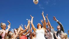 Hochzeitstag und alle feiern mit! Gut, wenn man sich rechtzeitig um Übernachtungsmöglichkeiten für die Gäste gekümmert hat.  Foto: djd/Das Telefonbuch/mauritius images