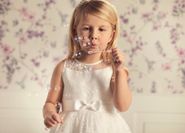Blumenmädchen sind kleine Stars auf jeder Hochzeit. Voller Stolz begleiten sie das Brautpaar zum Traualtar, streuen hingebungsvoll Blümchen und lächeln verschmitzt in die Kameras.   Foto: Flowergirls by Lilly/akz-o