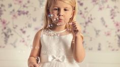 Blumenmädchen sind kleine Stars auf jeder Hochzeit. Voller Stolz begleiten sie das Brautpaar zum Traualtar, streuen hingebungsvoll Blümchen und lächeln verschmitzt in die Kameras.   Foto: Flowergirls by Lilly/akz-o