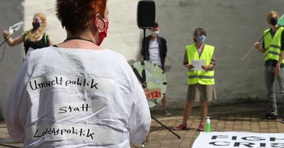 „Wenn die Kacke richtig am Dampfen ist, sind die ja eh nicht mehr da“, die sie zu verantworten hätten: Für die Konjunktur- und Klimapolitik der Bundesregierung finden die Klimaschützer*innen von Fridays for Future auf dem Marktplatz in OHZ scharfe Worte.  Foto: pvio