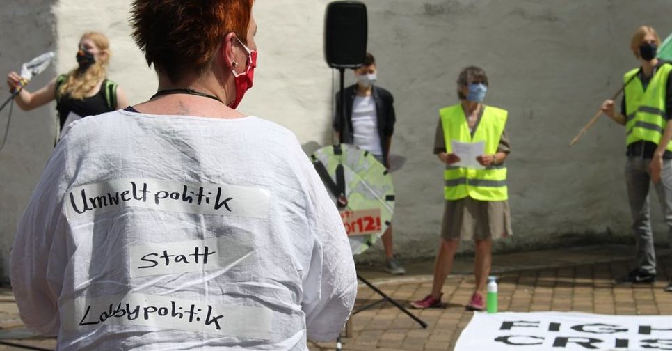 „Wenn die Kacke richtig am Dampfen ist, sind die ja eh nicht mehr da“, die sie zu verantworten hätten: Für die Konjunktur- und Klimapolitik der Bundesregierung finden die Klimaschützer*innen von Fridays for Future auf dem Marktplatz in OHZ scharfe Worte.  Foto: pvio