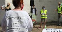 „Wenn die Kacke richtig am Dampfen ist, sind die ja eh nicht mehr da“, die sie zu verantworten hätten: Für die Konjunktur- und Klimapolitik der Bundesregierung finden die Klimaschützer*innen von Fridays for Future auf dem Marktplatz in OHZ scharfe Worte.  Foto: pvio