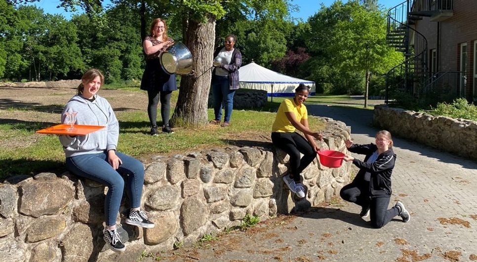 Die aktuelle „Hausgemeinde“ der Freizeit- und Begegnungsstätte Oese: Lisa Ermisch, Svenja Richardts, Sarah Joram, Cebisile Ngqotheni, Nadine Heyer (v.l.n.r.).  Foto: eb