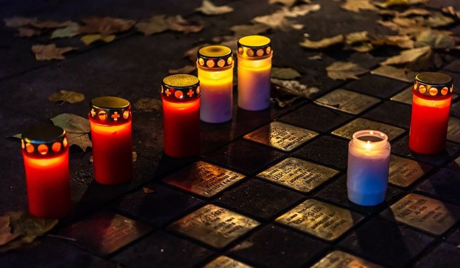 Über 75.000 Stolpersteine erinnern in Deutschland und 25 weiteren Ländern an die Opfer des NS-Regimes. SPD, Grüne und Linke unterstützen eine Initiative mit dem Ziel, die Gedenktafeln auch in Osterholz-Scharmbeck verlegen zu lassen. Foto: AdobeStock