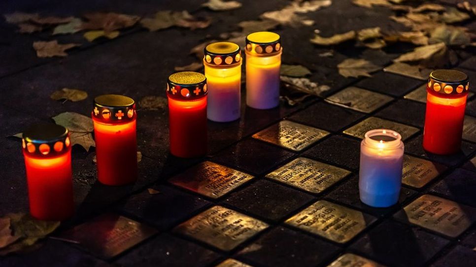 Über 75.000 Stolpersteine erinnern in Deutschland und 25 weiteren Ländern an die Opfer des NS-Regimes. SPD, Grüne und Linke unterstützen eine Initiative mit dem Ziel, die Gedenktafeln auch in Osterholz-Scharmbeck verlegen zu lassen.  Foto: AdobeStock