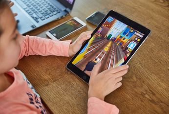 Computer und Handy ziehen Kinder während der Homeschooling-Zeit magisch an. Foto: KKH