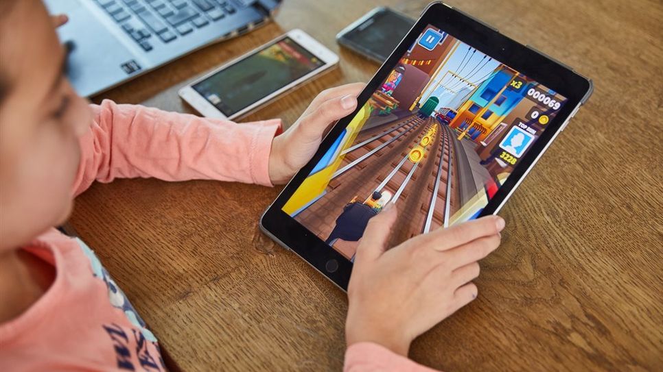 Computer und Handy ziehen Kinder während der Homeschooling-Zeit magisch an.  Foto: KKH