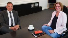 Nur Corona-bedingt weit auseinander. In der Sache sind sich der Bundestagsabgeordnete Andreas Mattfeldt und Wirtschaftssenatorin Kristina Vogt einig: Im Interesse von Arbeitsplätzen und Wirtschaft muss endlich gemeinsam gehandelt werden. Foto: eb