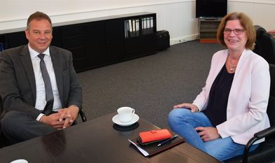 Nur Corona-bedingt weit auseinander. In der Sache sind sich der Bundestagsabgeordnete Andreas Mattfeldt und Wirtschaftssenatorin Kristina Vogt einig: Im Interesse von Arbeitsplätzen und Wirtschaft muss endlich gemeinsam gehandelt werden. Foto: eb