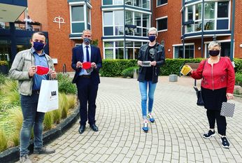 V.l.n.r.: Marcus Oberstedt (Mitglied des Stadtrates Osterholz-Scharmbeck), Stephan Graf-Peschau (Geschäftsführer des Diakonie-Altenpflegeheims Haus am Hang), Michael Oberstedt (Mitglied der CDU Osterholz-Scharmbeck), Edeltraut Heins (Inhaberin der Boutique „KAI“).  Foto: eb