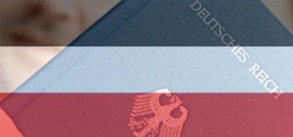 Reichsbürger behaupten unter anderem, dass stets noch die Reichsverfassung des kaiserlichen Deutschlands gelte und Deutschland seit dem 8. Mai 1945 ein besetztes Land sei. Sie fordern die Einsetzung von Prinz Georg Friedrich von Preußen als Deutscher Kaiser. Bild: pvio