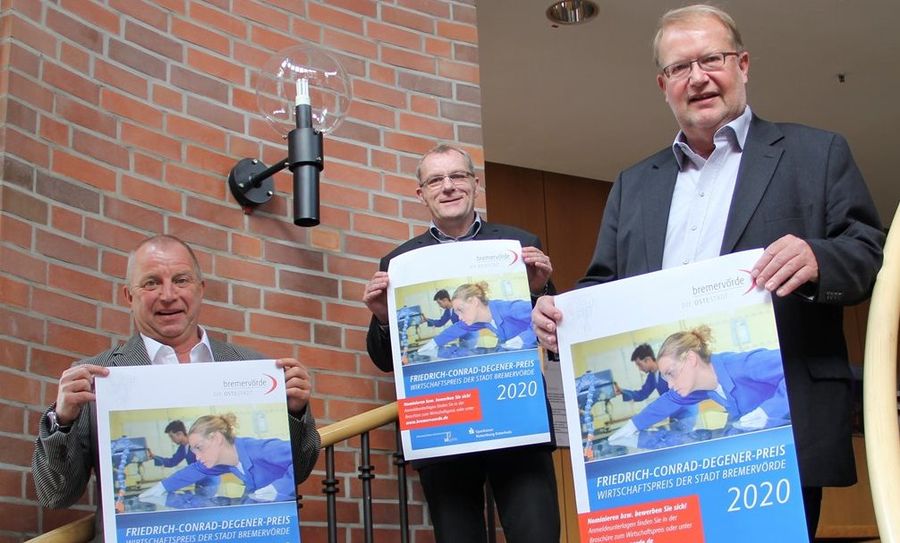 Das Statement ist klar: Auch mit Corona wird es in diesem Jahr eine Verleihung des Friedrich-Conrad-Degener-Preises geben. Bürgermeister Detlev Fischer, Ulf Busch (Stadtentwicklung und Wirtschaftsförderung) und Manfred Mühler von der Wirtschaftsgilde (von links) hoffen noch auf weitere Bewerbungen. Foto: ue