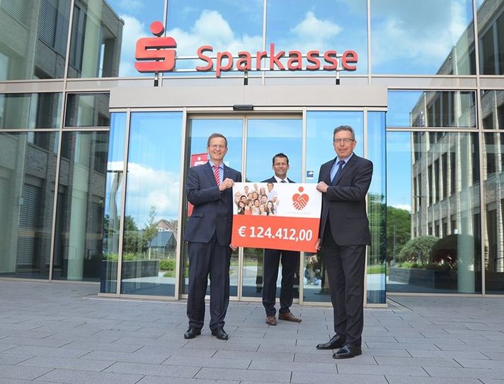 Symbolische Scheckübergabe statt persönliches Treffen: Die Sparkasse Rotenburg Osterholz hat im ersten Halbjahr 2020 wieder zahlreiche Projekte gefördert, musste aber wegen Corona darauf verzichten, die Projektträger*innen persönlich einzuladen. Bis Ende Oktober können sich Vereine und Institutionen für eine Förderung im zweiten Halbjahr bewerben.  Foto: eb