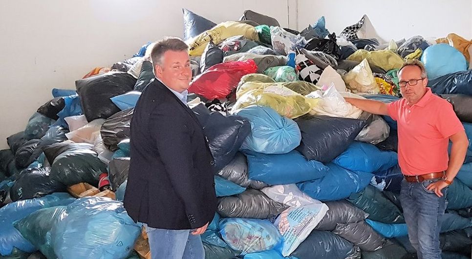 Der DRK-Kreisverband Osterholz nimmt vorübergehend keine Kleiderspenden an. „In den letzten Monaten haben uns so viele Kleiderspenden erreicht, dass wir mit dem Sortieren nicht nachkommen und unsere Möglichkeiten zur Zwischenlagerung erschöpft sind“, sagt Geschäftsführer Patrick Grotheer  (links im Bild, rechts Thomas Sauer, Leiter Zentrale Dienste).   Foto: eb