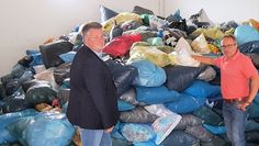 Der DRK-Kreisverband Osterholz nimmt vorübergehend keine Kleiderspenden an. „In den letzten Monaten haben uns so viele Kleiderspenden erreicht, dass wir mit dem Sortieren nicht nachkommen und unsere Möglichkeiten zur Zwischenlagerung erschöpft sind“, sagt Geschäftsführer Patrick Grotheer  (links im Bild, rechts Thomas Sauer, Leiter Zentrale Dienste).   Foto: eb