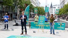 „Auftakt in Hannovers Innenstadt mit dem Initiatorenkreis des Volksbegehrens: Dr. Holger Buschmann (vorne, 2.v.l.) und Anne Kura sowie hinten v.l.n.r.: Hans-Joachim Janßen, Dr. Nick Büscher, Klaus Ahrens.  Foto: Mareike Sonnenstein