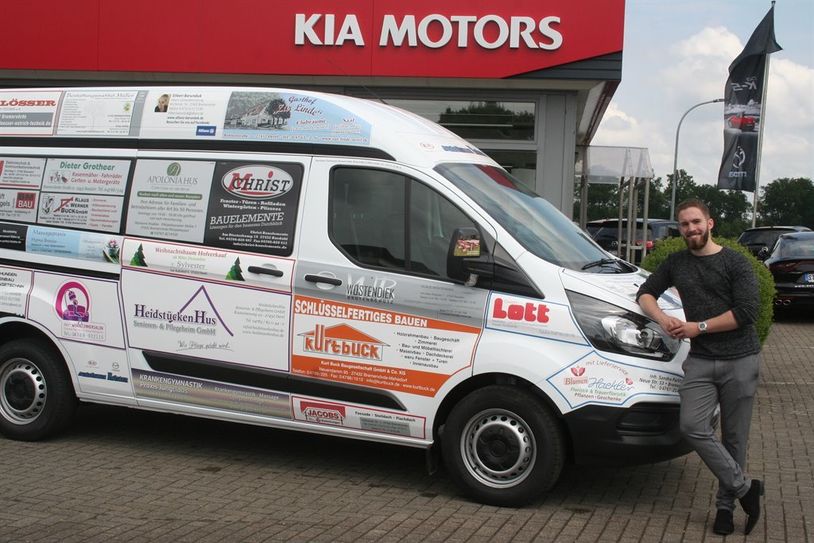 Malte Holsten freut sich, künftig gemeinnützigen Vereinen einen Sozialbus zur kostenlosen Nutzung zur Verfügung stellen zu können.  Foto: eb