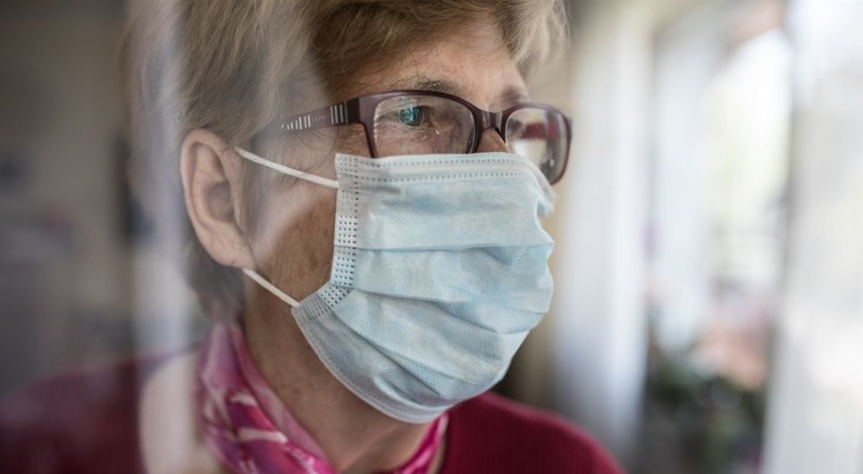 In Deutschland ist es das Bild der Corona-Pandemie: Eine einsame Seniorin hinter einer Scheibe, abgeschnitten vom einfühlsamen Kontakt zu ihren Angehörigen.  Foto: adobestock/bilderstoeckchen