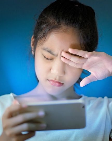 Beliebtes Freizeit-Gadget, zum Lernen eher ungeeignet: Schüler*innen, die außer dem Smartphone über kein digitales Endgerät verfügen, stehen beim Homeschooling vor unnötigen Herausforderungen. Foto: AdobeStock